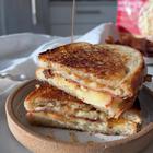 grilled cheese sendvič s jabukom i prženom slaninom