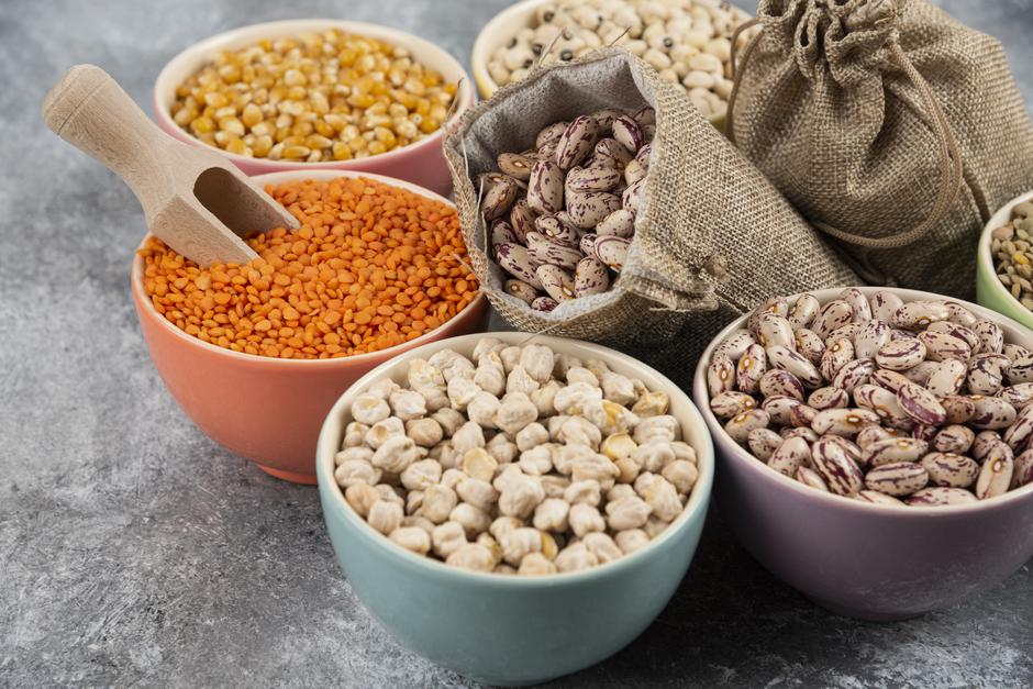 Assortment of raw dry legumes composition on marble surface | Author: azerbaijan_stockers / Freepik