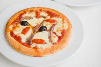 Bezglutenska pizza s inćunima i mozzarellom