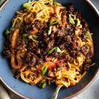 Karamelizirana govedina s rezancima u kikiriki umaku