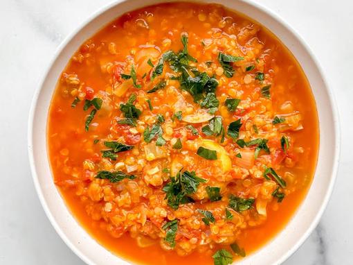 Proteinska juha od crvene leće s limunom i koprom
