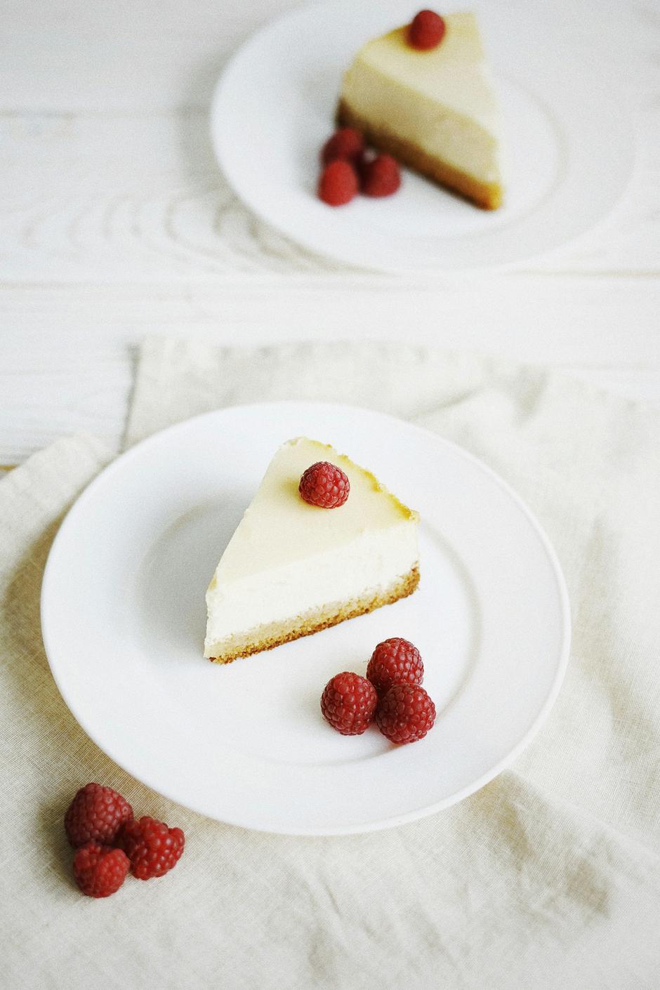 Cheesecake od bijele čokolade i malina | Author: Olena Bohovyk/Unsplash