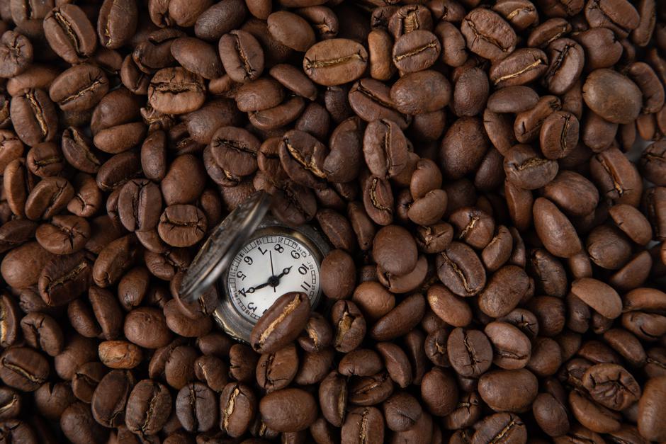 Kada popiti omiljenu prvu jutarnju šalicu kave? | Author: Wirestock/Freepik