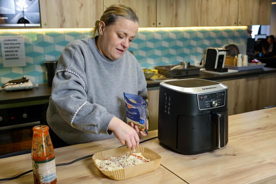 24SATA Zagreb: Isprobavanje pečenja pizze u airfryeru | Author: Neva Zganec/PIXSELL