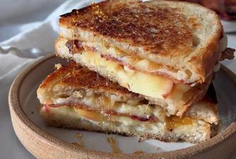 grilled cheese sendvič s jabukom i prženom slaninom