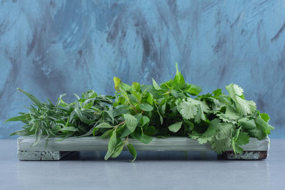 Organic fresh greens on wooden board  | Author: azerbaijan_stockers / Freepik