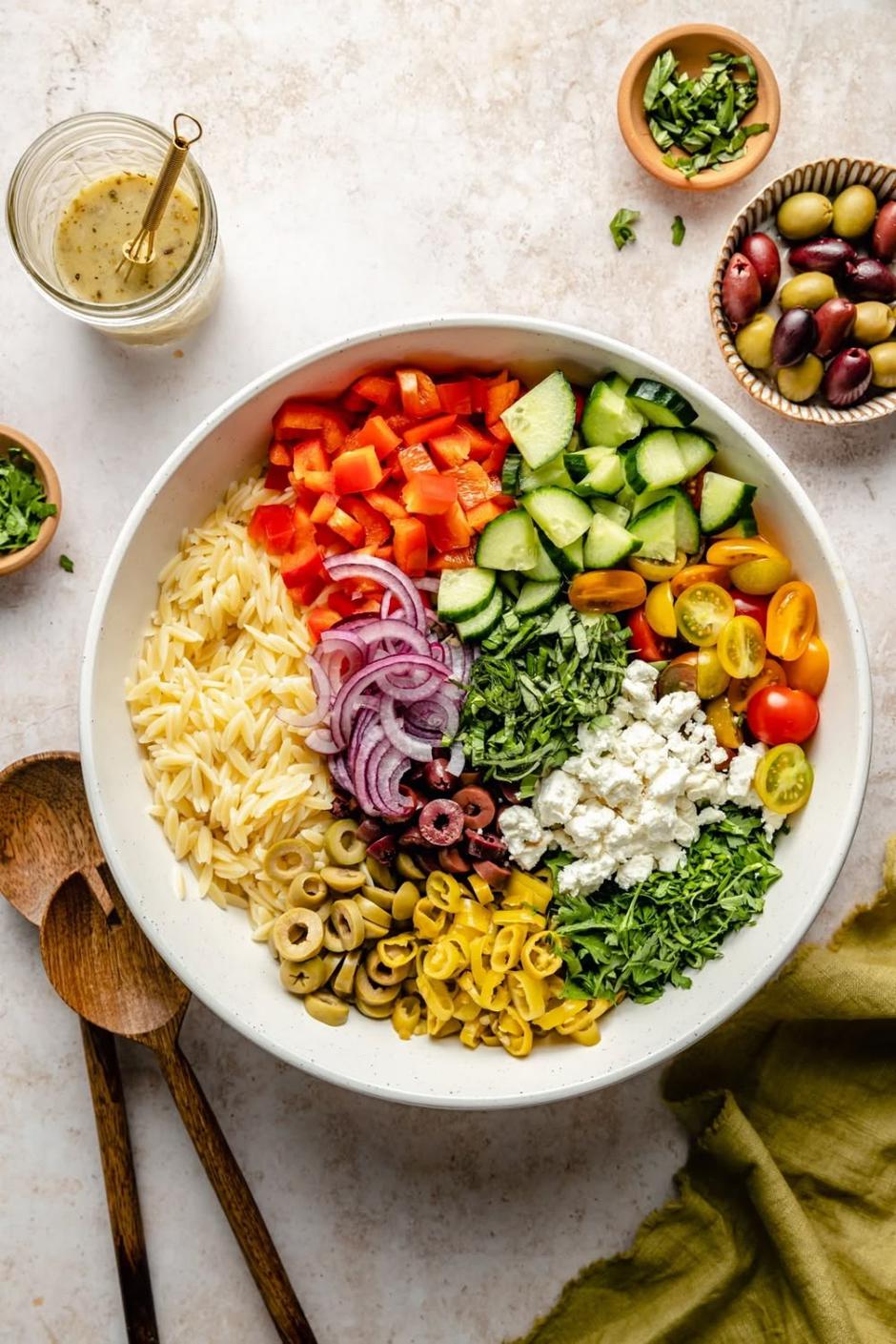 ljetna salata s orzo tjesteninom | Author: Ambitious Kitchen/Pinterest