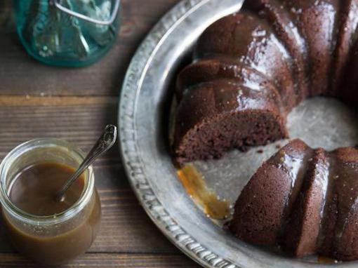 Kuglof s tamnim pivom i karamel umakom s viskijem