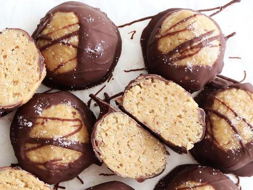 hrskave kuglice s kvinojom i kikiriki maslacem