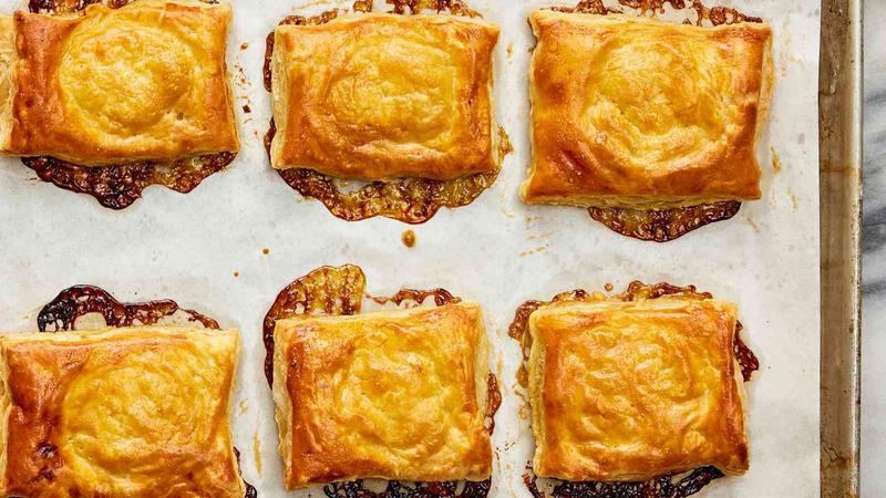 Naopaki mini tartovi s kru&scaron;kama i kozjim sirom