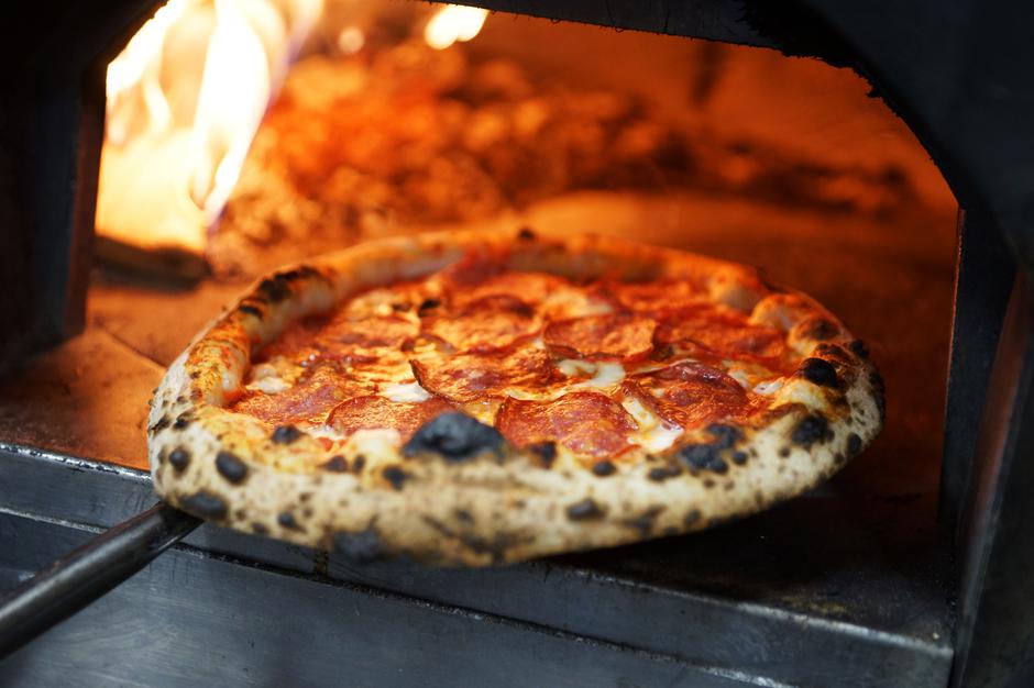 Neapolitan,Pizza,With,Sausage,In,A,Wood-fired,Oven | Author: Press