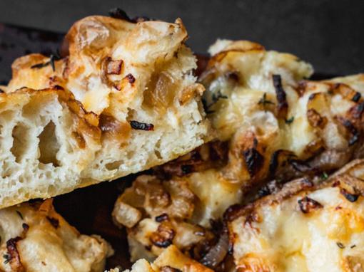 focaccia s karameliziranim lukom