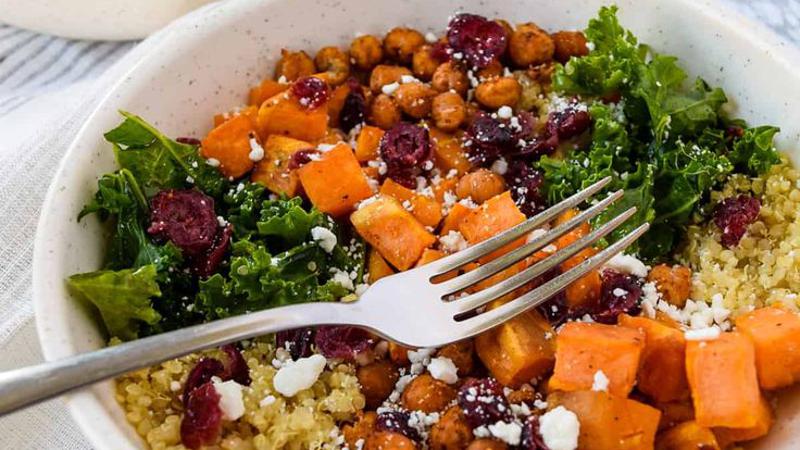 Slo&zcaron;i aromati&ccaron;nu zdjelu punu pe&ccaron;enog povr&cacute;a i &zcaron;itarica