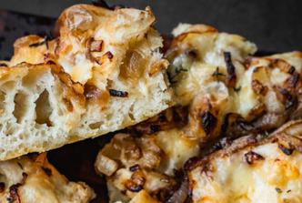 focaccia s karameliziranim lukom