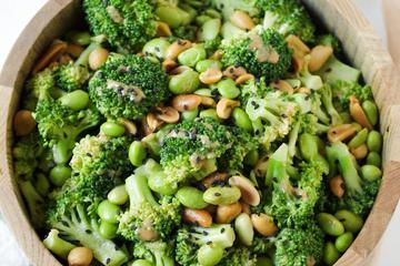 Isprobaj salatu od brokule s kikiriki preljevom