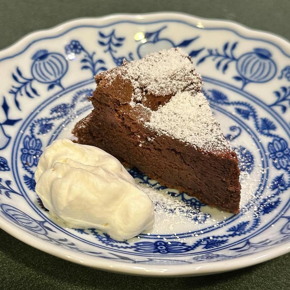 Čokoladna torta Audrey Hepburn izgleda skromno, a je prava zvijezda | Author: @burnttoastsundae Instagram