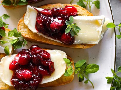 Bruschette s brie sirom, brusnicama i narom