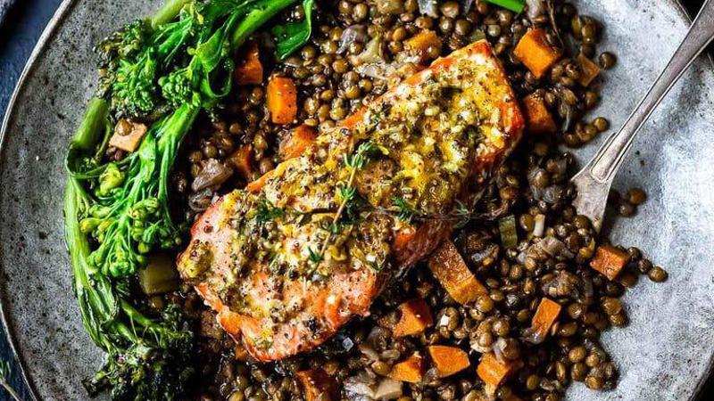 Aromati&ccaron;an pe&ccaron;eni losos s le&cacute;om i kvinojom