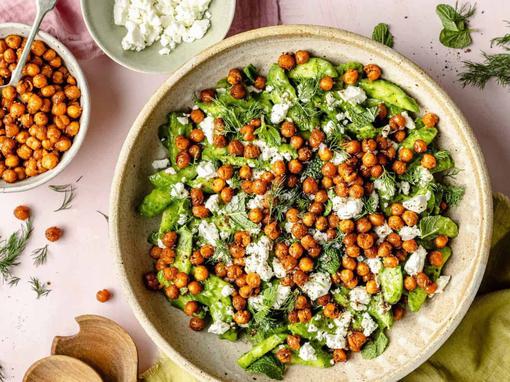 proljetna salata od hrskavog slanutka