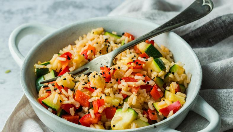 Salata od smeđe riže s preljevom od meda i limuna